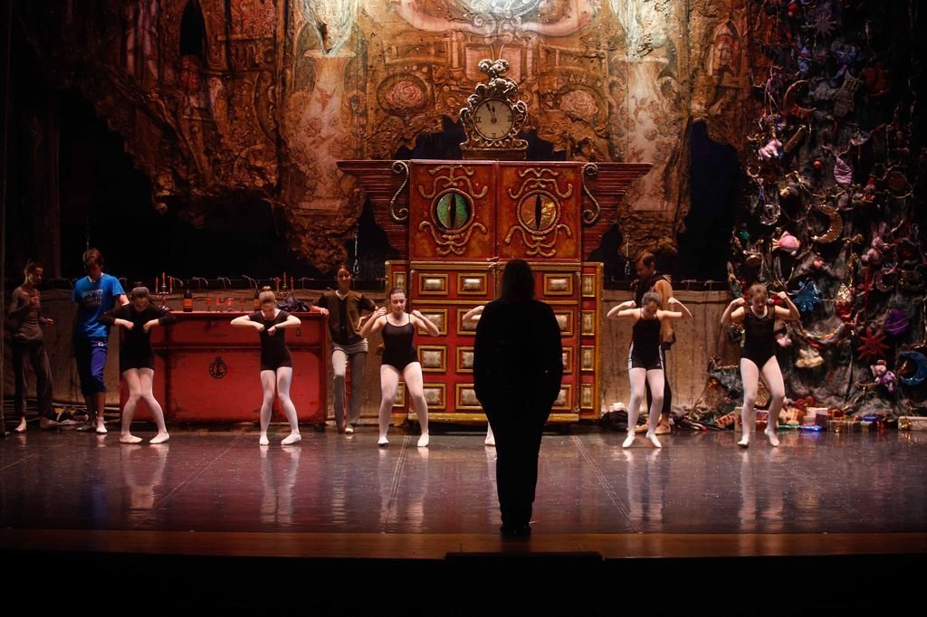 Un momento de los ensayos de los alumnos vigueses de danza, que ayer compartieron escenario con bailarines profesionales del Ballet Imperial Ruso en el teatro García Barbón.