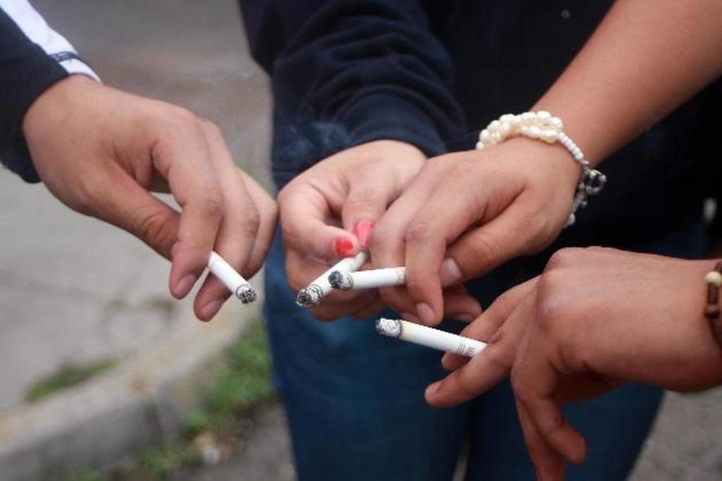 Un grupo de menores de 18 años, fumando a la salida de un centro escolar.