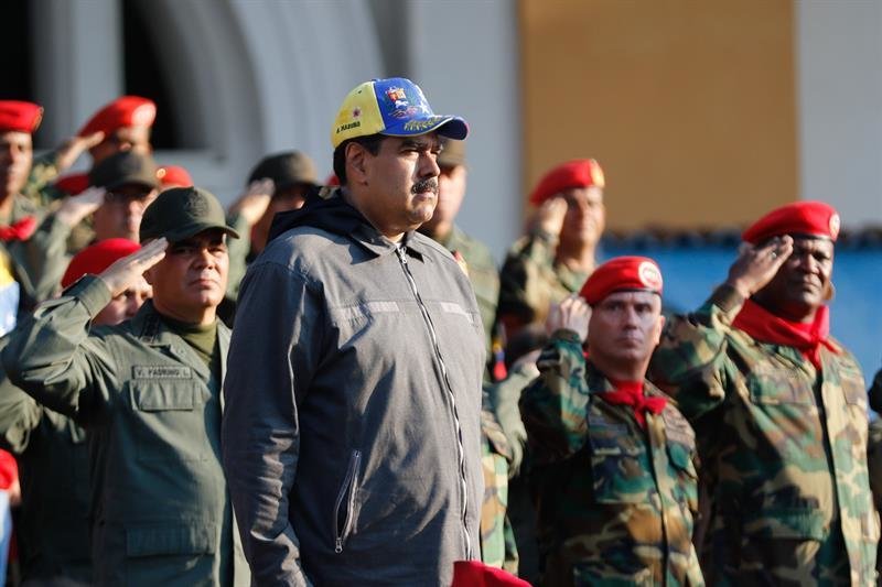 Nicolás Maduro (c), durante un acto de Gobierno con militares
