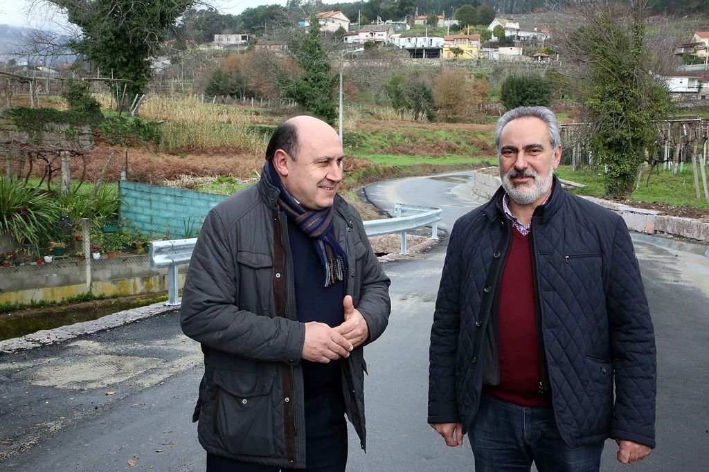 Horacio Gil y Cores Tourís visitando obras en caminos de Arbo.