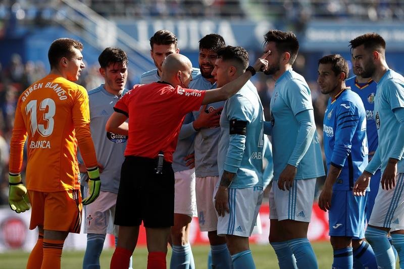 Los jugadores del Celta protestan al árbitro la expulsión de su compañero, Maxi Gómez