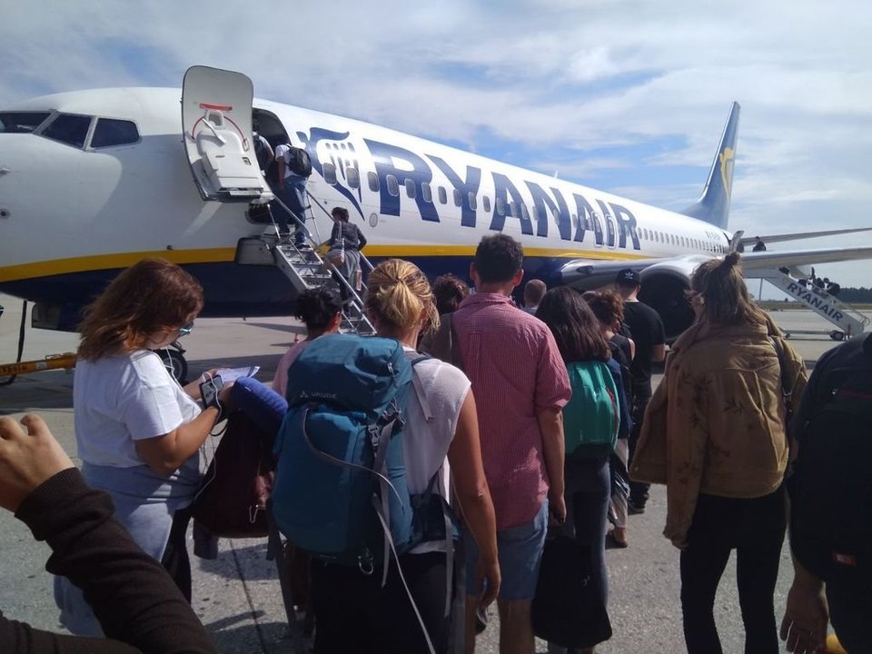 Pasajeros de Ryanair embarcando desde el aeropuerto de Oporto, donde concentra vuelos.