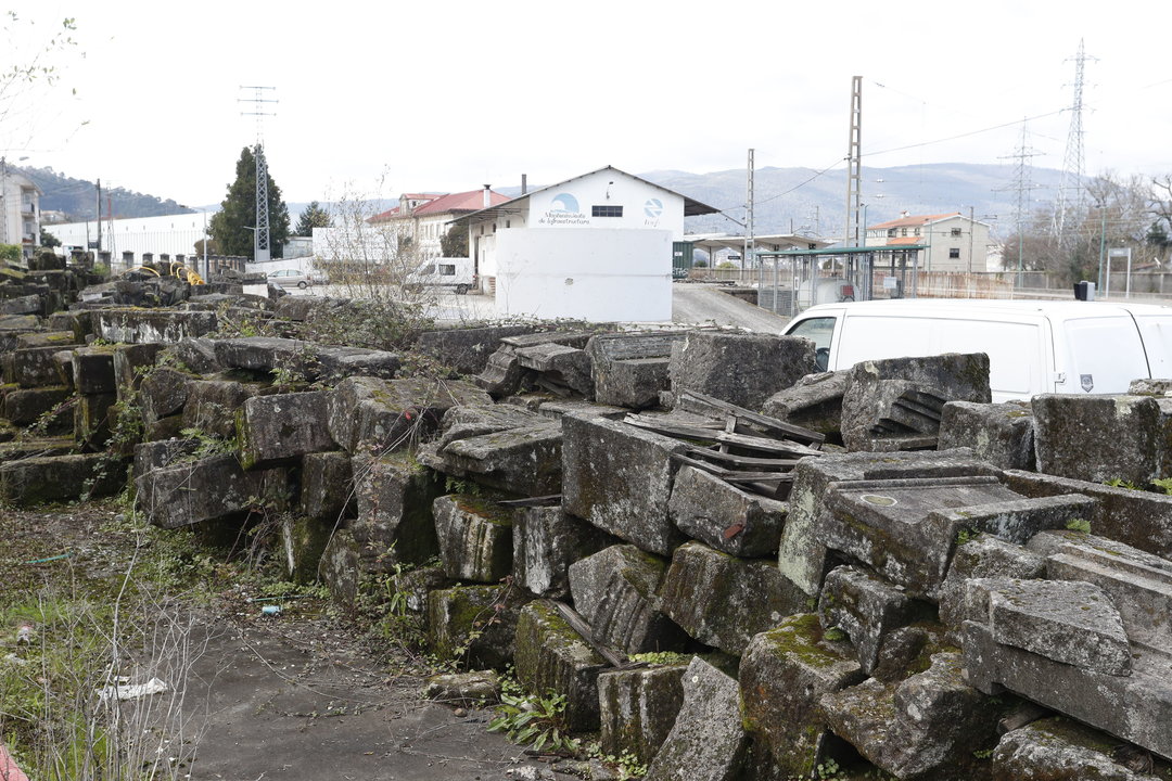 A la izquierda, las piedras que quedan de la antigua estación del tren, hoy en Redondela. A la derecha, piedras del Colegio Alemán, hoy en el almacén municipal de Santa Cristina.