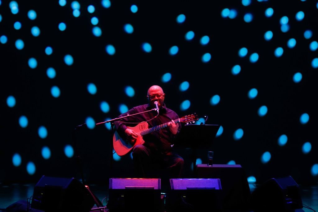 Pablo Milanés llenó ayer el Teatro Afundación, donde emocionó con sus canciones.