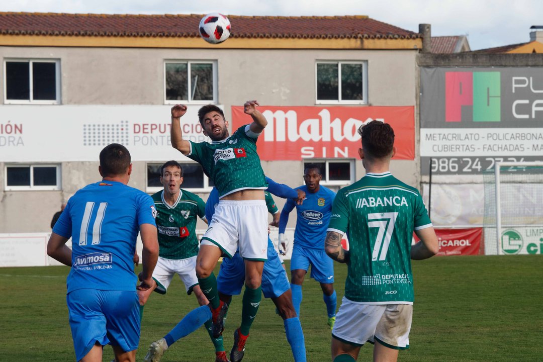 Antón trata de cabecear o esférico entre varios xogadores do Fuenlabrada no partido de onte.