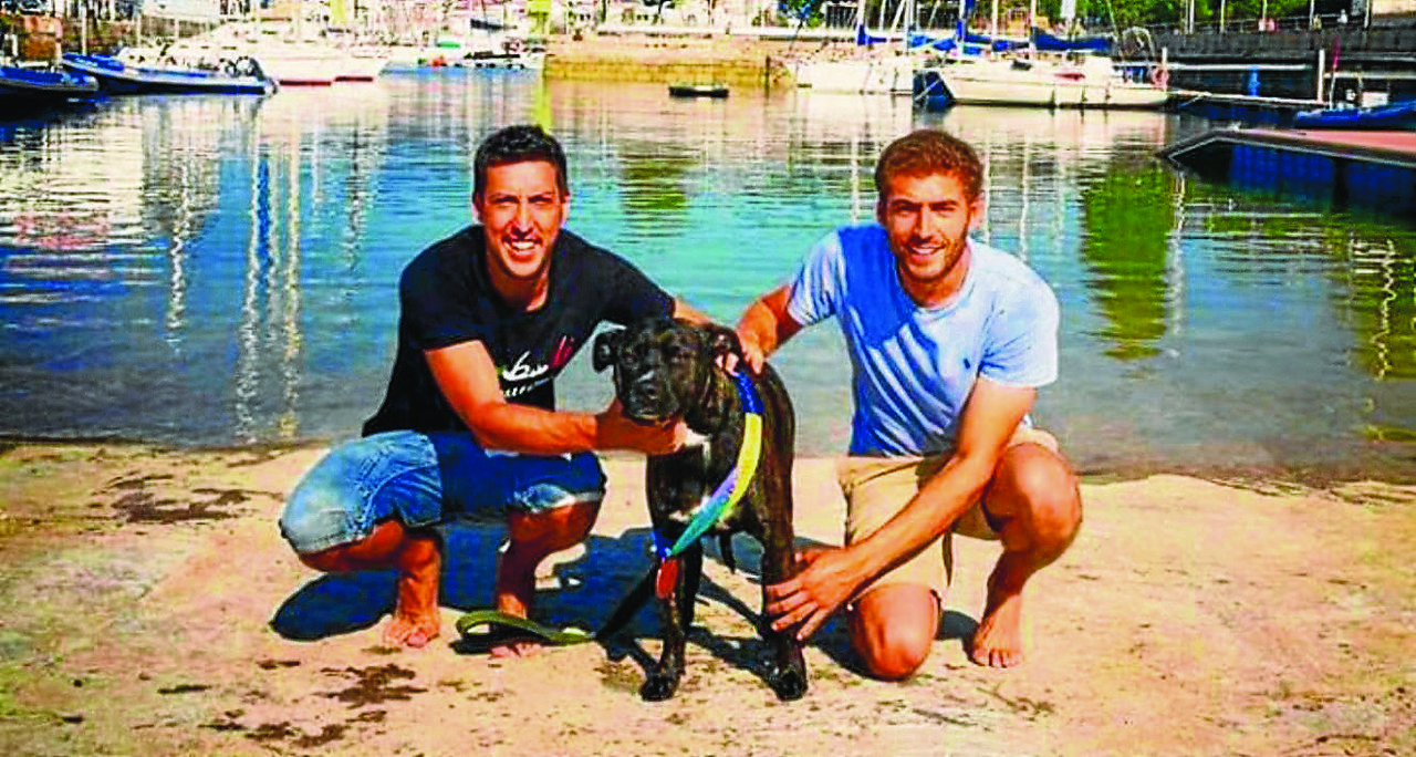 Miki y Nico Rodríguez, acompañados por su perra Lola con el bronce del Europeo de 2018 colgado del cuello.