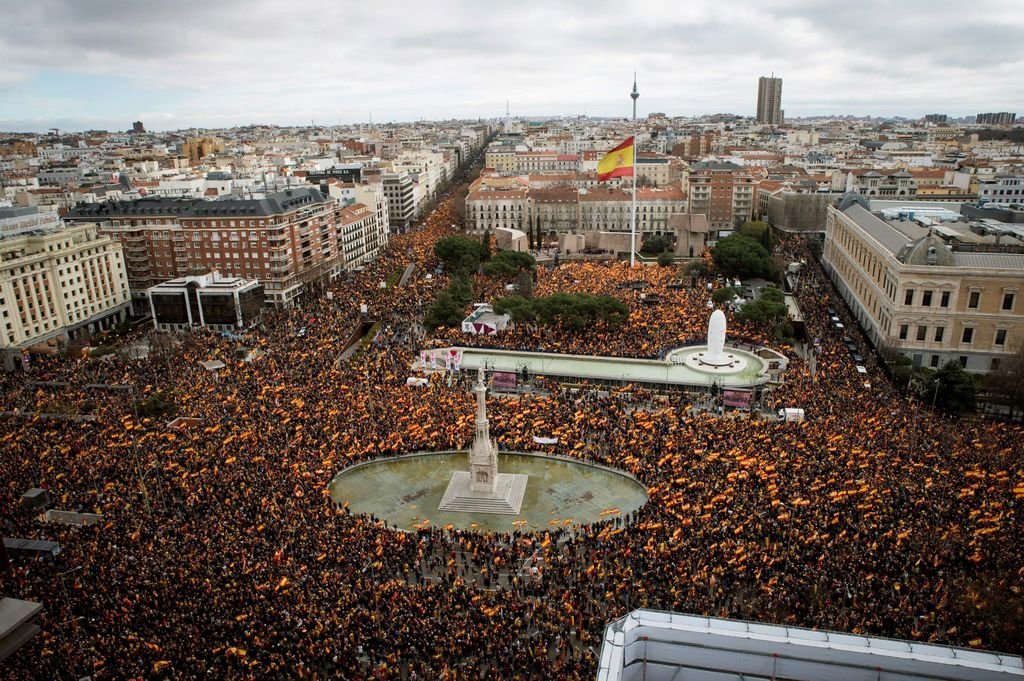 La Plaza de Colón y calles aledañas, durante la concentración convocada por PP y Ciudadanos, con el respaldo de Vox.