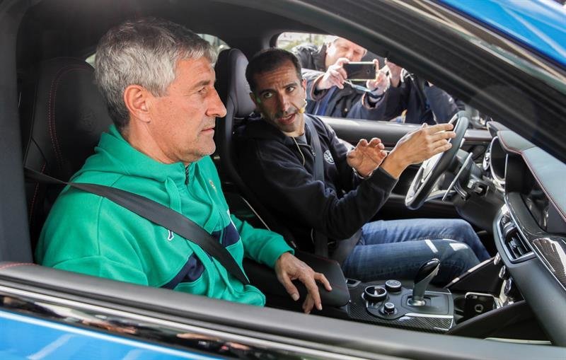 El piloto Marc Gené (d), junto entrenador del Real Betis, Quique Setien (i)