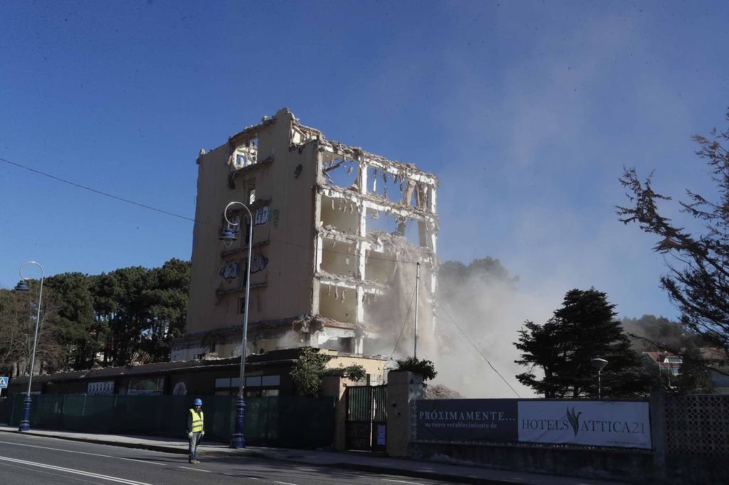 La demolición del hotel Samil, ayer, que acaba de entrar en su última fase.