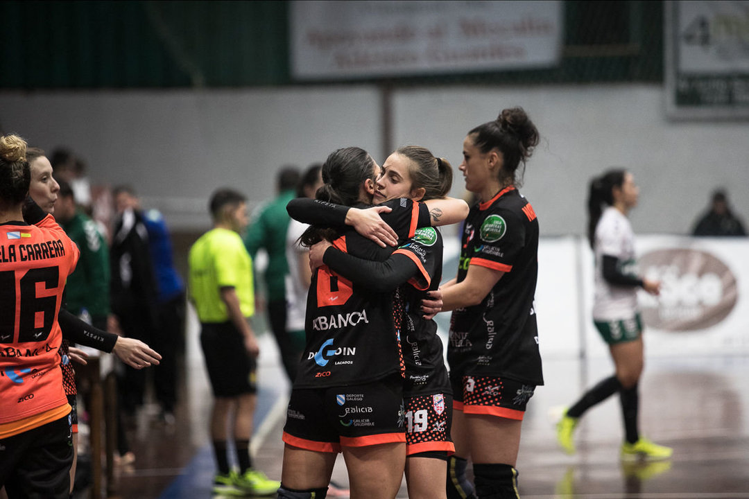 Estela Doiro y Anthía Espiñeira se abrazan al final del partido del pasado sábado en A Sangriña.