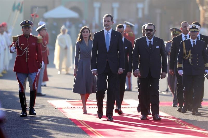 Los reyes de España Felipe y Letizia junto al rey Mohamed VI en la plaza de Mechouar