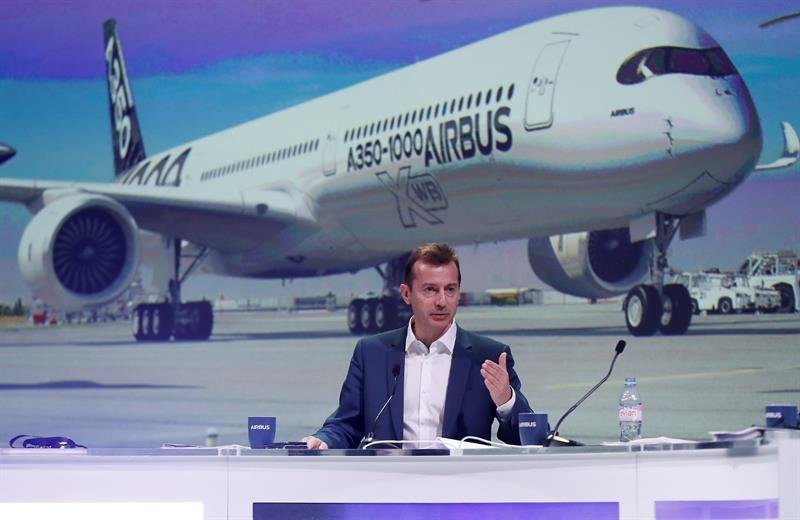 El presidente de la rama comercial de Airbus Guillaume Faury ofrece una rueda de prensa
