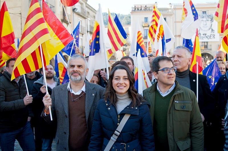 La líder de Ciudadanos en Cataluña, Inés Arrimadas (c)