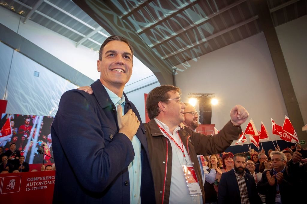 Pedro Sánchez, con Fernández Vara durante la conferencia política del PSOE extremeño.