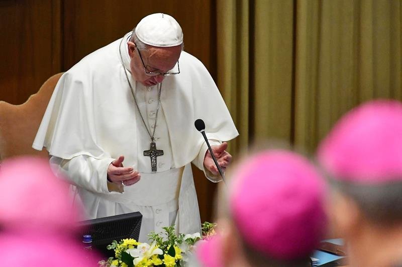 El papa Francisco reza durante la inauguración de la reunión para la protección de menores en el Vaticano.
