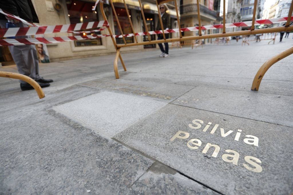 La obra de la poeta viguesa Silvia Pena, fijada en piedra en la calle del Príncipe.