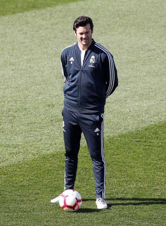 Santiago Solari sigue el entrenamiento del Real Madrid.