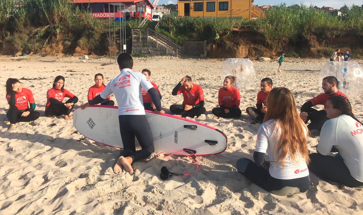 El surf es una de las actividades incluidas en el programa.