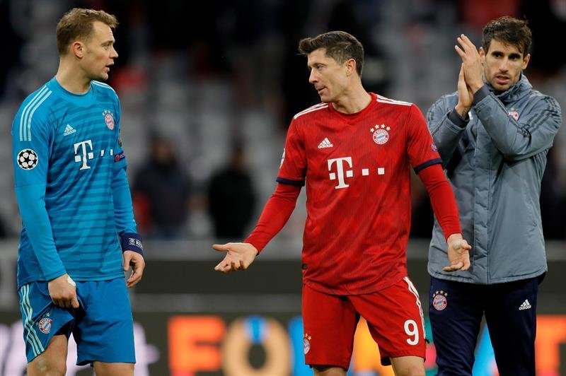 (i-d) Manuel Neuer, Robert Lewandowski y Javi Martinez del Bayern reaccionan