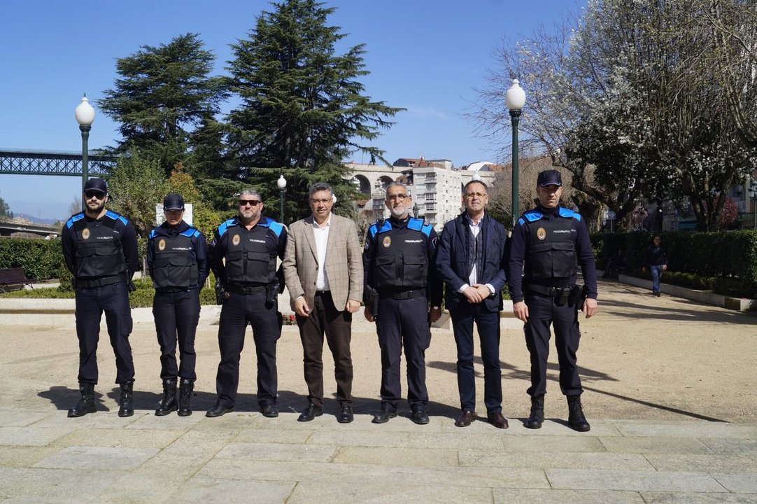 Los nuevos agentes con el alcalde Javier Bas y el concejal de Tráfico e Interior Arturo Gonzá