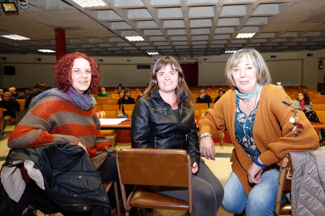 Nùria Comerma, del Sindicat de Llogaters, en el centro, estuvo ayer en Vigo.