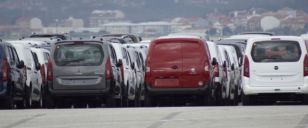 Furgonetas Citroën, Peugeot y Opel fabricadas en Vigo, en la terminal de Bouzas para la exportación.