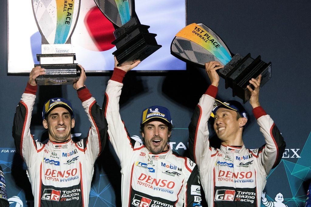 Fernando Alonso, en el centro, celebra la victoria.