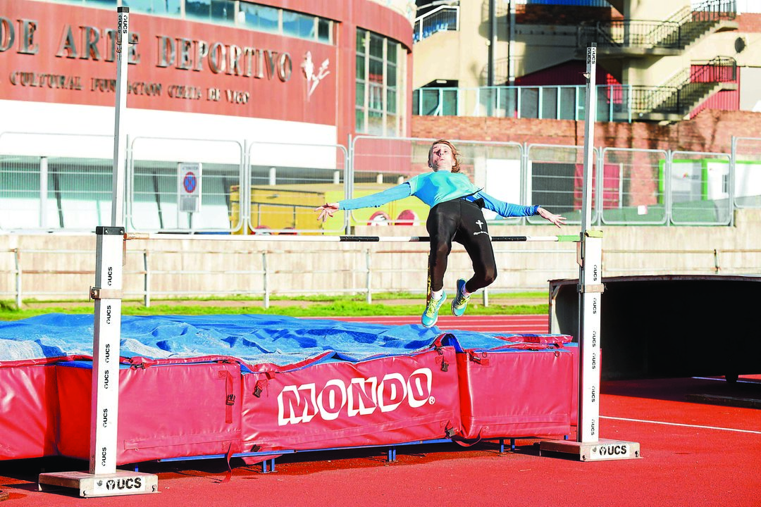 Cristina Estévez supera el listón de salto de altura en uno de los entrenamientos realizados en Balaídos.