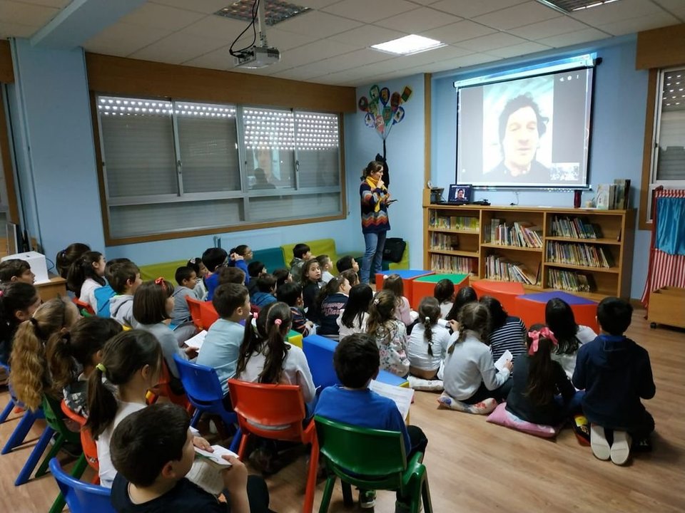 Alumnos de primaria durante la charla mantenida ayer con Santiago Baluja vía Skype.