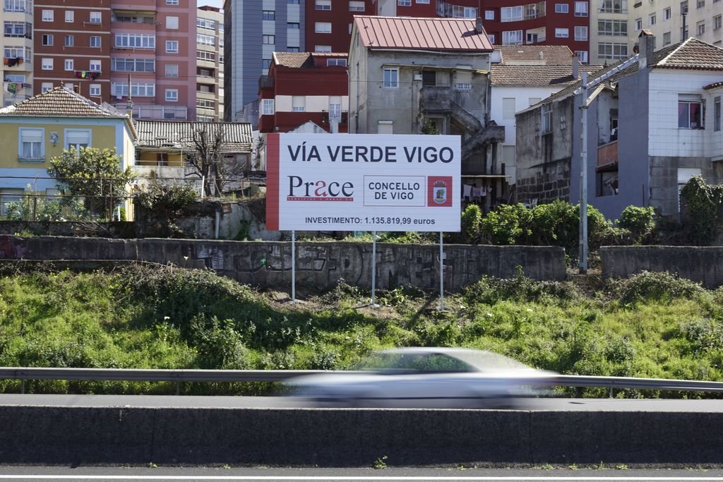 Un enorme cartel que anuncia las obras de la Vía Verde se puede ver desde la autopista.