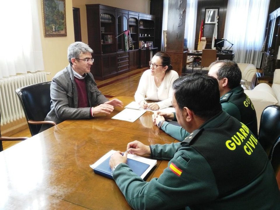 Antonio Lomba, la subdelegada Maica Larriba y el teniente coronel Manuel Touceda, ayer en la reunión.