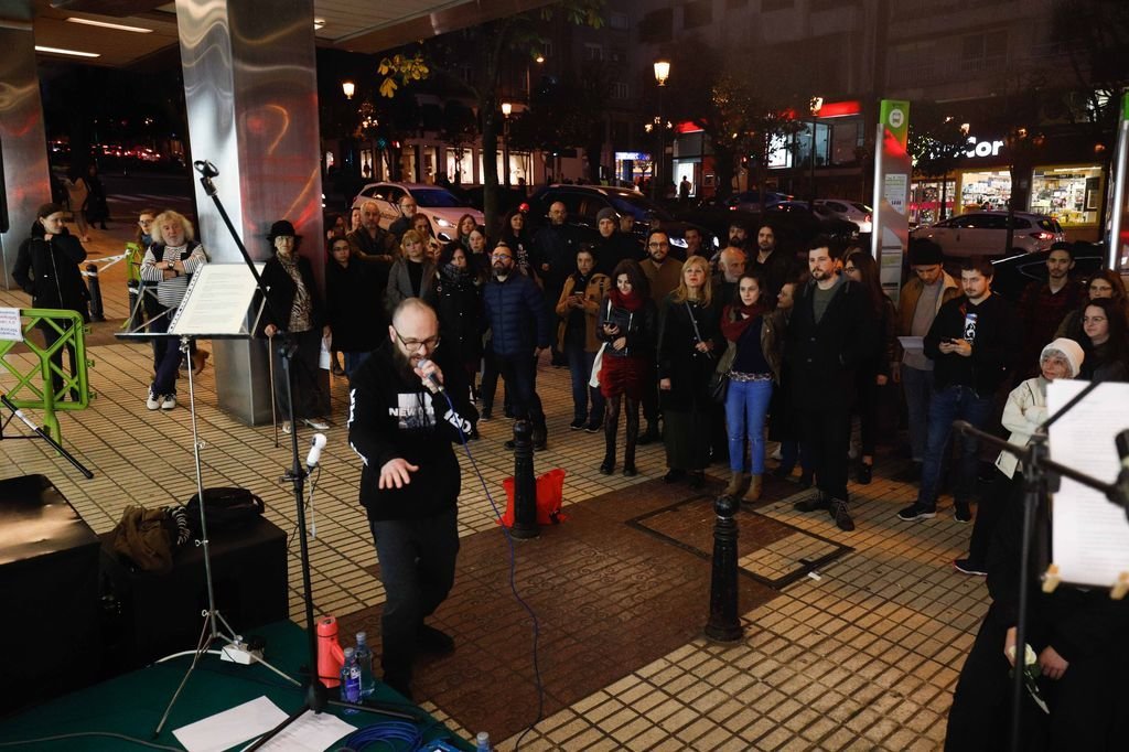 Artistas y poetas tomaron la calle con motivo del Día Mundial de la Poesía, implicando a la ciudadanía con recitales en plena Gran Vía.