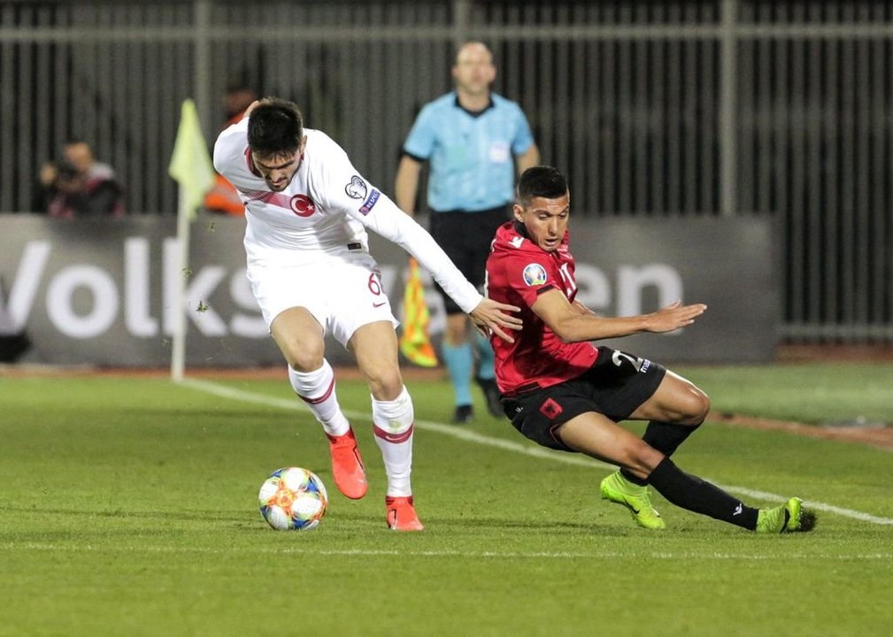 Okay se lleva el balón ante el albano Uzuni en el partido de ayer.