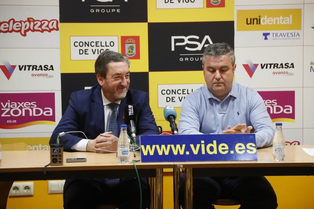 El presidente del Celta Zorka, Carlos Álvarez, y el director deportivo, Carlos Colinas, ayer en la rueda de prensa.