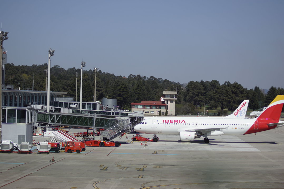 Aviones estacionados en la pista del aeropuerto de Peinador en marzo.