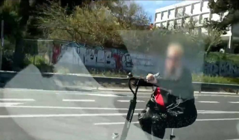 La mujer que circulaba en patinete eléctrico por una autovía valenciana.