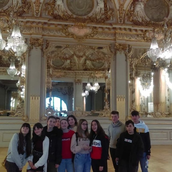 El grupo de escolares que viajó a París, visitaron los Museos del Louvre y  d&#39;Orsay.