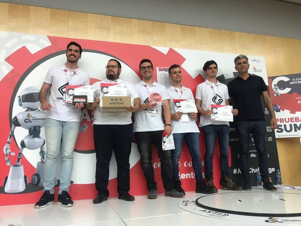Los miembros del equipo GCode Robotics tras lograr el primer premio en el desafío burgalés.