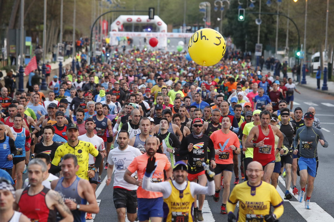 La salida de la novedosa maratón reunió a más de 1.000 atletas populares a primera hora del día en Samil.