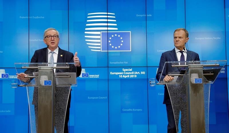 El presidente del Consejo de la Unión Europea, Donald Tusk (d), y el presidente de la Comisión Europea, Jean-Claude Juncker (i)