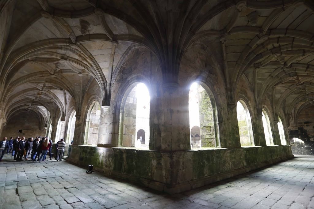 El espectacular claustro del monasterio de Oia, con sus muros de piedra, la zona más interesante en la visita.