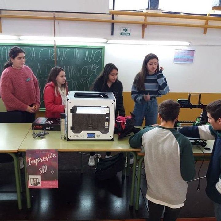 Escolares del IES experimentando con una Impresora 3D.