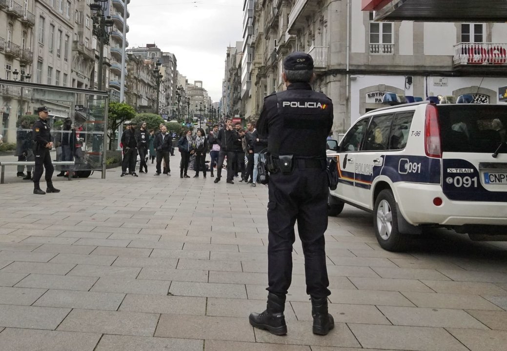 Vigilancia policial a grupos antifascistas ante el puesto de Vox // Vicente Alonso