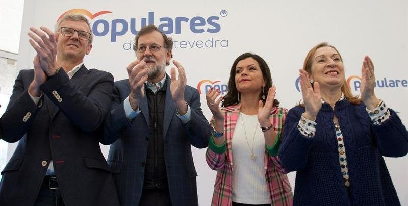 Mariano Rajoy (2ºi), acompañado de la Presidenta del Congreso Ana Pastor (d), el vicepresidente de la Xunta Alfonso Rueda (i) y la alcaldesa de Mos Nidia Arévalo (2ªd)
