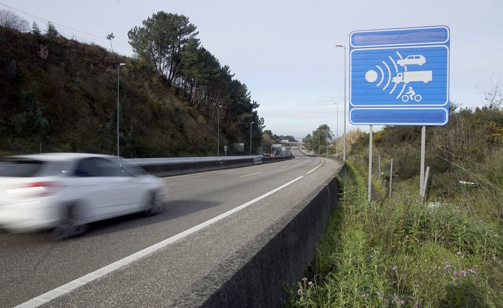 La A-55, entre Vigo y Porriño, sigue siendo la carretera con mayor número de radares. En imagen uno de los situados en Puxeiros.