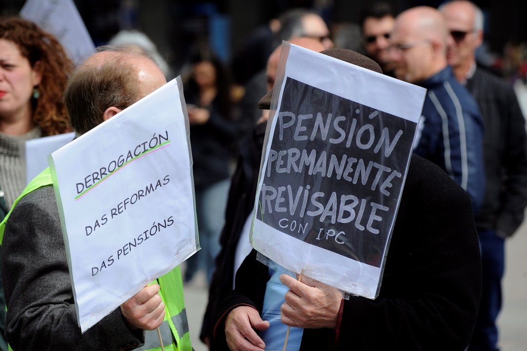 Pancartas en la concentración convocada por los pensionistas ayer en A Coruña.