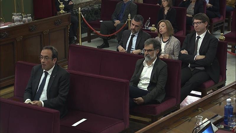 Santiago Vila, Meritxell Borrás, Carles Mundó, Jordi Cuixart y Josep Rull, en el banquillo de los acusados