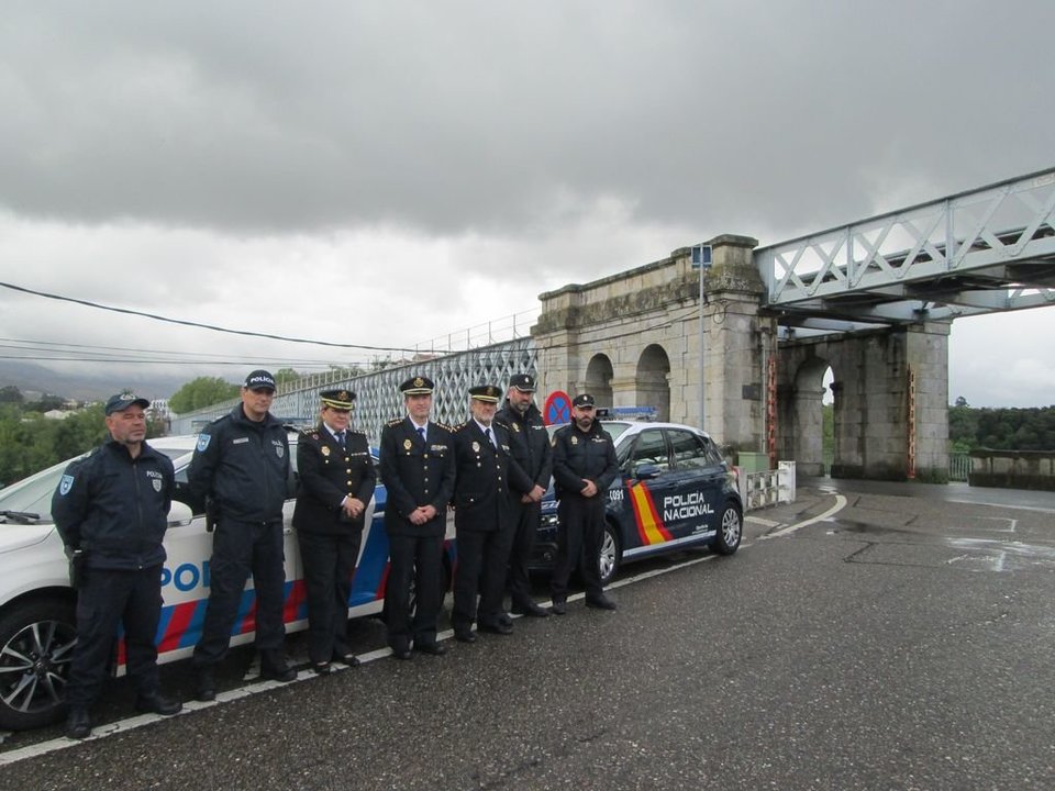 Los policías portugueses y españoles ayer en el puente internacional de Tui  acompañados por altos mandos del Cuerpo Nacional de Policía.