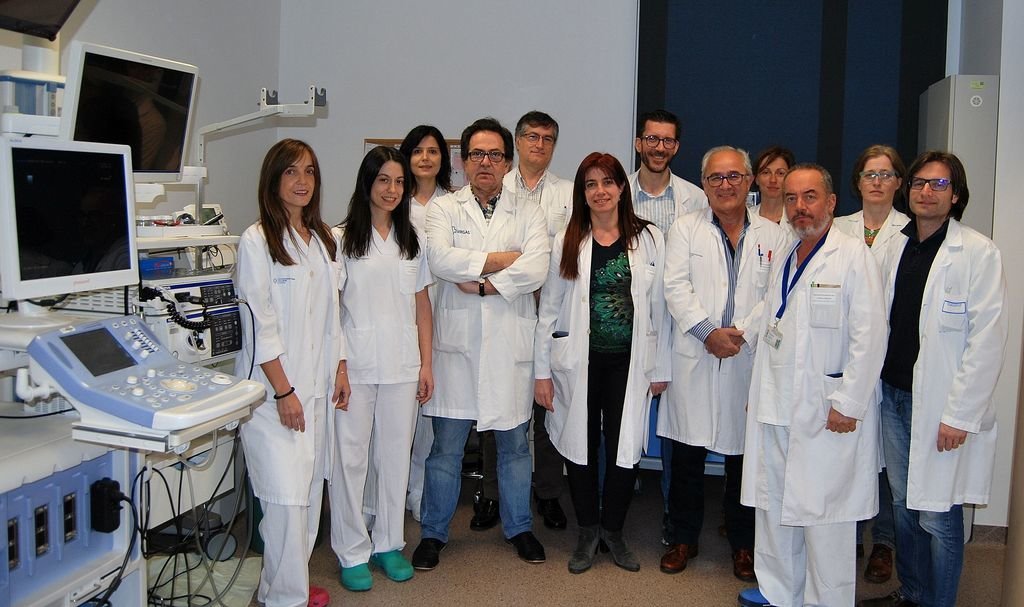 El jefe de Digestivo, Ignacio Prada, y la jefa de Cirugía, Raquel Sánchez, con el resto del equipo.