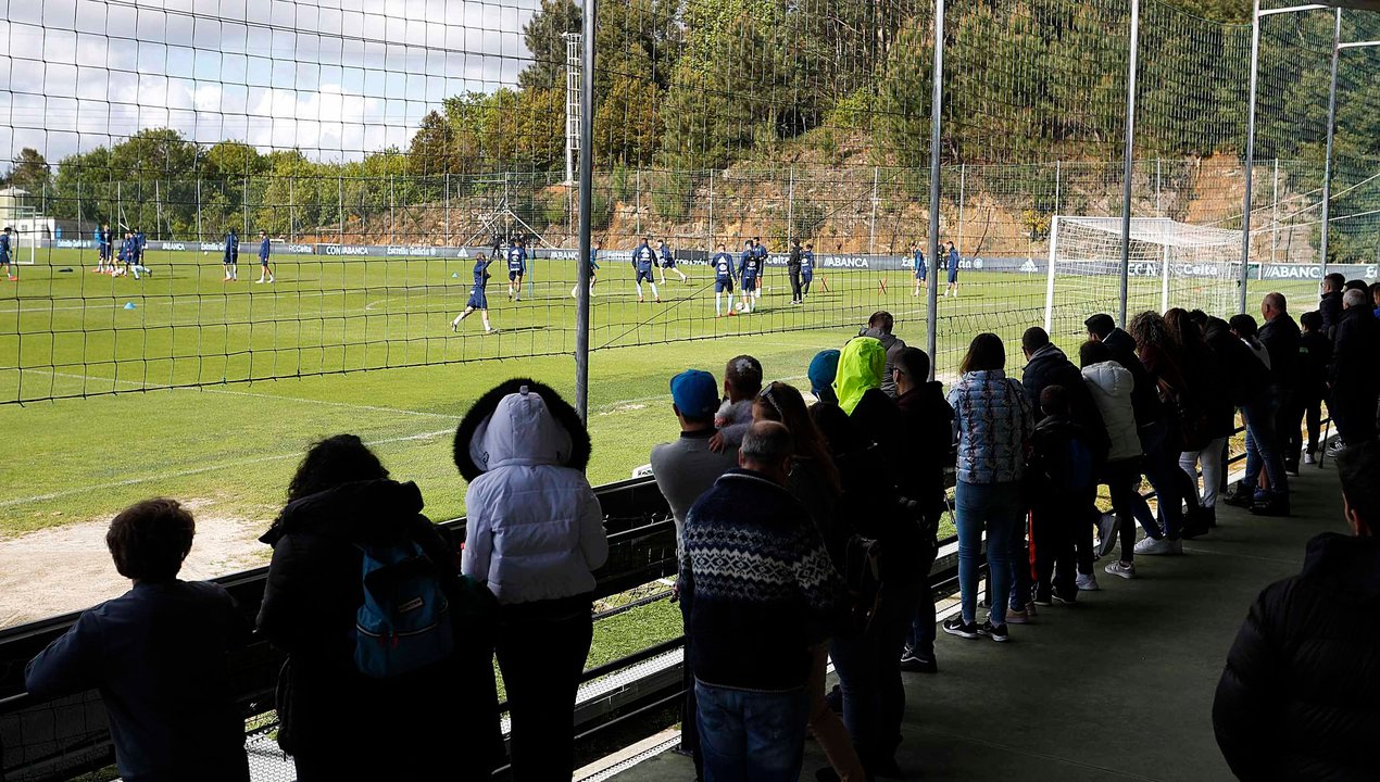 Decenas de aficionados subieron en la tarde de ayer hasta A Madroa para seguir el entrenamiento del primer equipo celeste.
